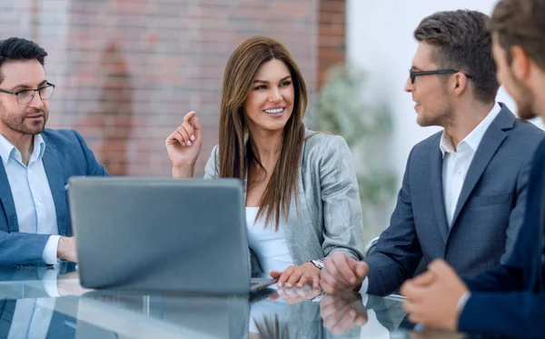 İş ekibi yeni fikirleri tartışıyor