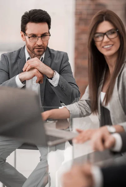 Geschäftskollegen bei einem Arbeitstreffen im Büro — Stockfoto