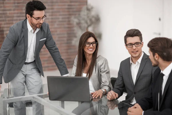 Geschäftsmann hält Arbeitstreffen mit dem Business-Team ab — Stockfoto