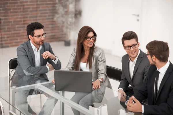Business-team innehar ett arbetsmöte i ett modernt kontor — Stockfoto
