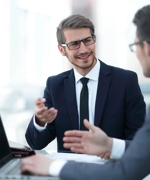 Cerrar up.business socios hablar sentado en un escritorio —  Fotos de Stock