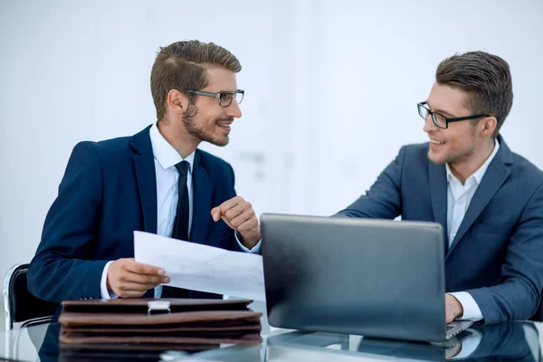 Close up. Dos hombres de negocios discutiendo un documento de negocios —  Fotos de Stock