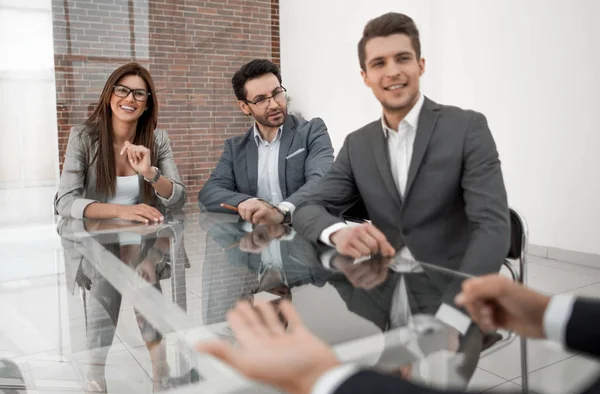 Geschäftsteam sitzt am Schreibtisch — Stockfoto