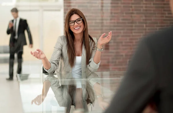 Geschäftsfrau im Gespräch mit einem Kunden in einem Bankbüro — Stockfoto