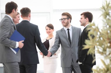 karşılıklı iş ortakları ofiste