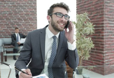 işadamı mali grafiklerle çalışma