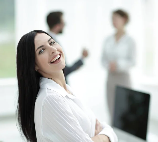 Perspectief succesvolle jonge vrouw in het kantoor — Stockfoto