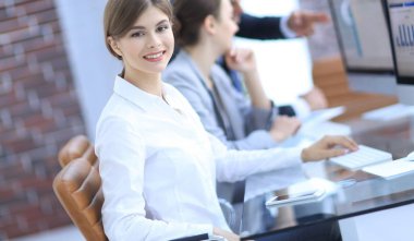 Masada oturan genç bir çalışan.