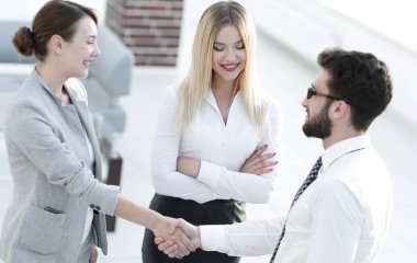 karşılıklı iş ortakları ofiste.