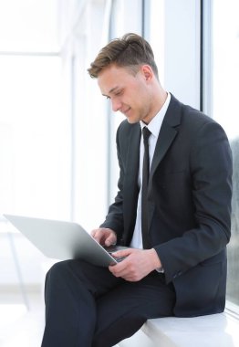 dizüstü bilgisayar ile genç işadamı portresi