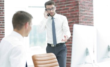 işadamı ile arka plan bulanık Office smartphone