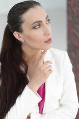 portre. Kendine güvenen iş kadını.