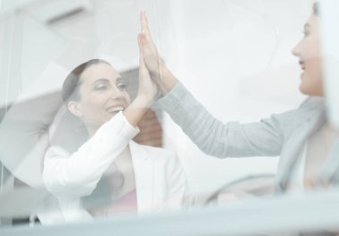 camın arkasında. kazanan iş takım