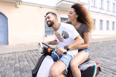 Mutlu çift retro motosiklet sürme tam uzunlukta yan görünüm