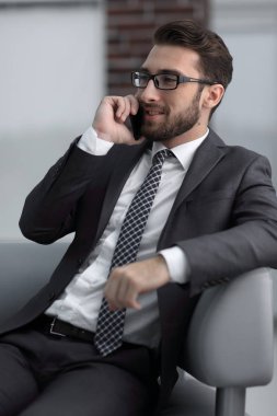 Akıllı telefon kullanan genç ve çekici bir iş adamının görüntüsü