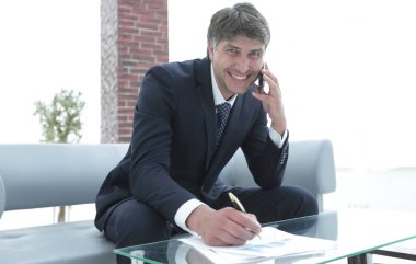 İşadamı mali belgeleriyle çalışma