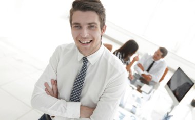 Ofisin arka planında başarılı bir işadamı.