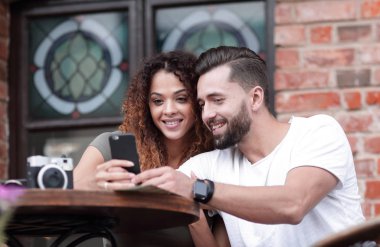 Güzel bir çift kahve içiyor, birlikte eğleniyorlar..