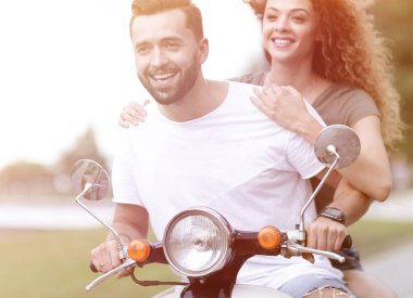 Mutlu çift scooter yaz tatil tatile heyecanlı sürüş
