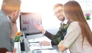 mali çizelgeleri tartışırken iş takım