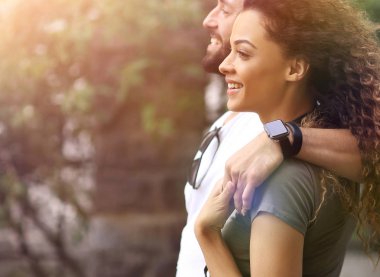 Kentsel sokakta yürüyen genç Çift