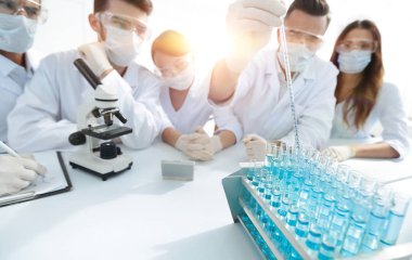 Kimyasal laboratuvar çalışması sırasında bilim adamları