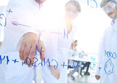 Grup laboratuvar bilim adamı araştırma laboratuvarı tartışıyor.