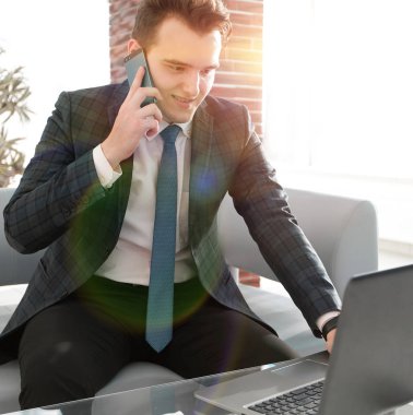 yaratıcı ofisinde çalışan iş adamı