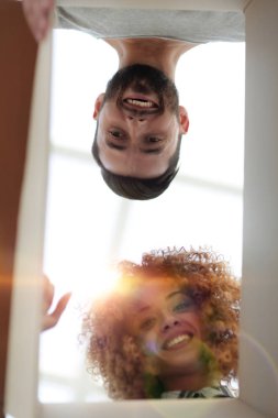 Kutunun içini arıyor yeni evliler altından göster.