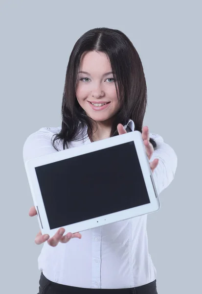 Щаслива бізнес-леді тримає планшет з копіювальним простором . — стокове фото