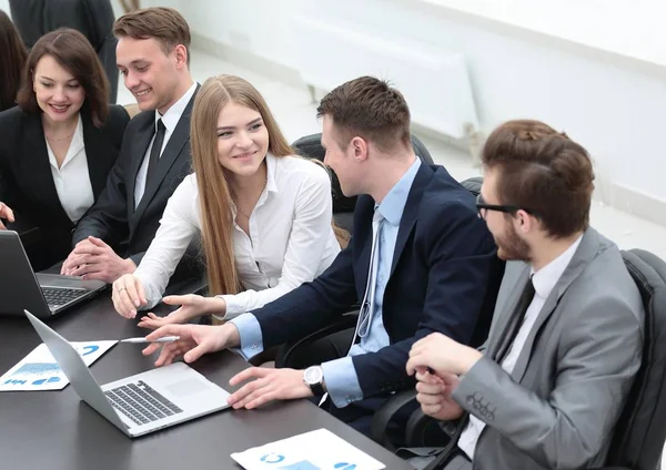 Equipe de negócios no local de trabalho no escritório — Fotografia de Stock