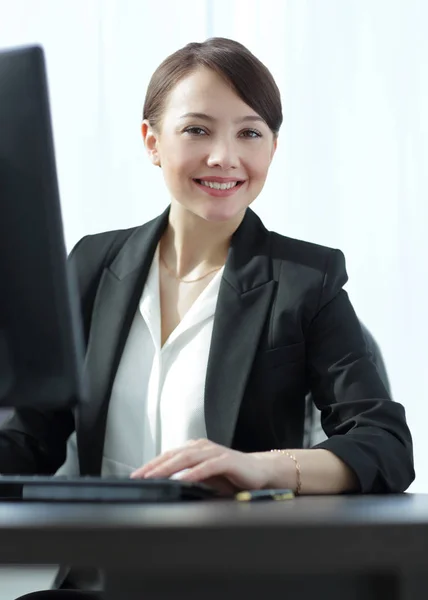 Empresária feliz digitando no computador em sua mesa — Fotografia de Stock