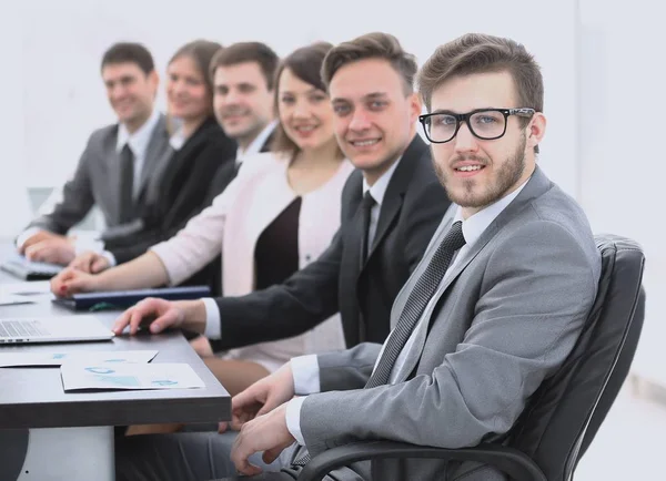 Empresário e equipe de negócios no local de trabalho — Fotografia de Stock