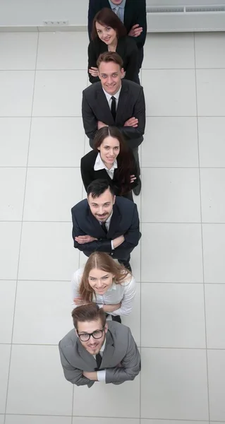 Obchodní tým stojí v sloupci na bílém pozadí — Stock fotografie