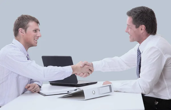 Empresários apertando as mãos para selar um acordo — Fotografia de Stock