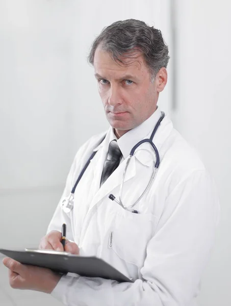 Médico adulto confiante os documentos do terapeuta — Fotografia de Stock