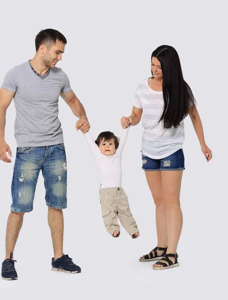 Schöne Eltern spielen mit ihrem Sohn zusammen drinnen — Stockfoto