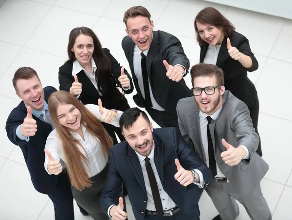 Odnoszący sukcesy zespół biznesowy podnoszący kciuki — Zdjęcie stockowe