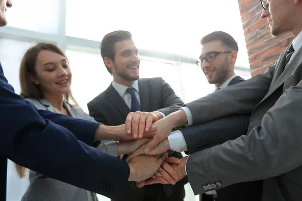 Groep vrienden met handen in stapel, Teamwork — Stockfoto