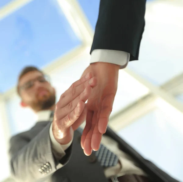 Twee zakenmannen gaan handdruk maken. — Stockfoto