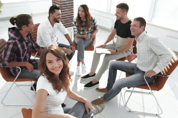 Mujer de negocios y equipo creativo . — Foto de Stock