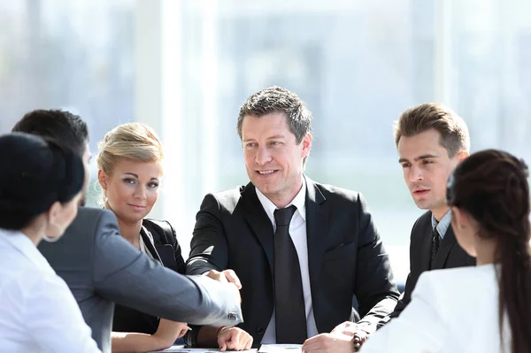 Zwei Geschäftspartner beim Händeschütteln beim Treffen — Stockfoto