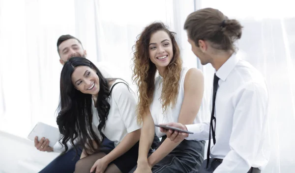 Equipo de negocios con tableta sentado en la oficina . — Foto de Stock