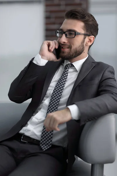Vista de um jovem homem de negócios atraente usando smartphone — Fotografia de Stock