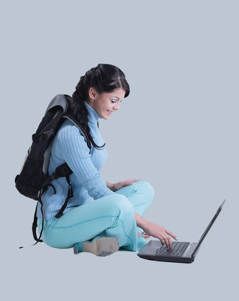 Красивая студентка, работающая на ноутбуке изолирована на белом — стоковое фото