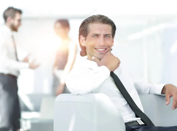 Retrato de empresario pensativo sobre fondo borroso . — Foto de Stock