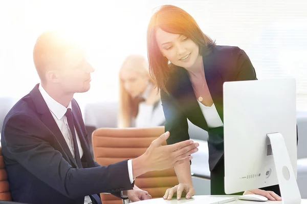 Empleados discutiendo temas de negocios en la oficina — Foto de Stock