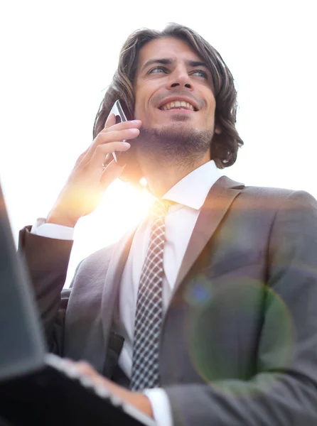 Close seup.successful homme d'affaires parlant au téléphone — Photo