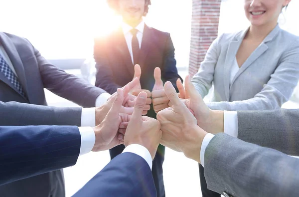 Equipo de negocios mostrando pulgares hacia arriba. —  Fotos de Stock