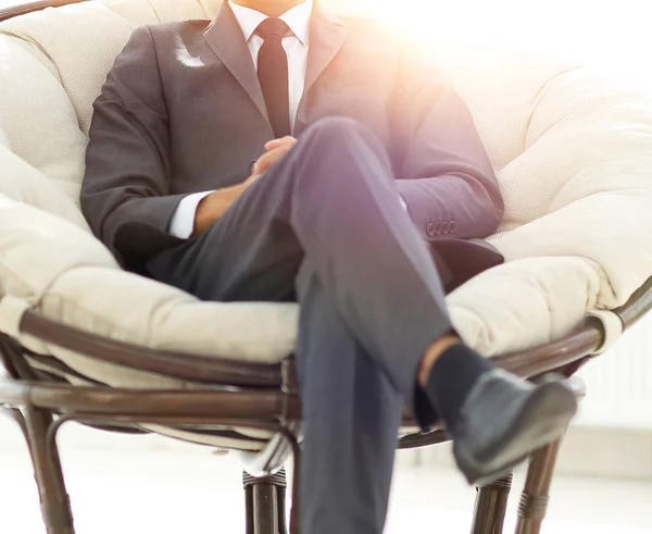 Αυτοπεποίθηση επιχειρηματία που κάθεται σε μια μεγάλη άνετη καρέκλα. — Φωτογραφία Αρχείου
